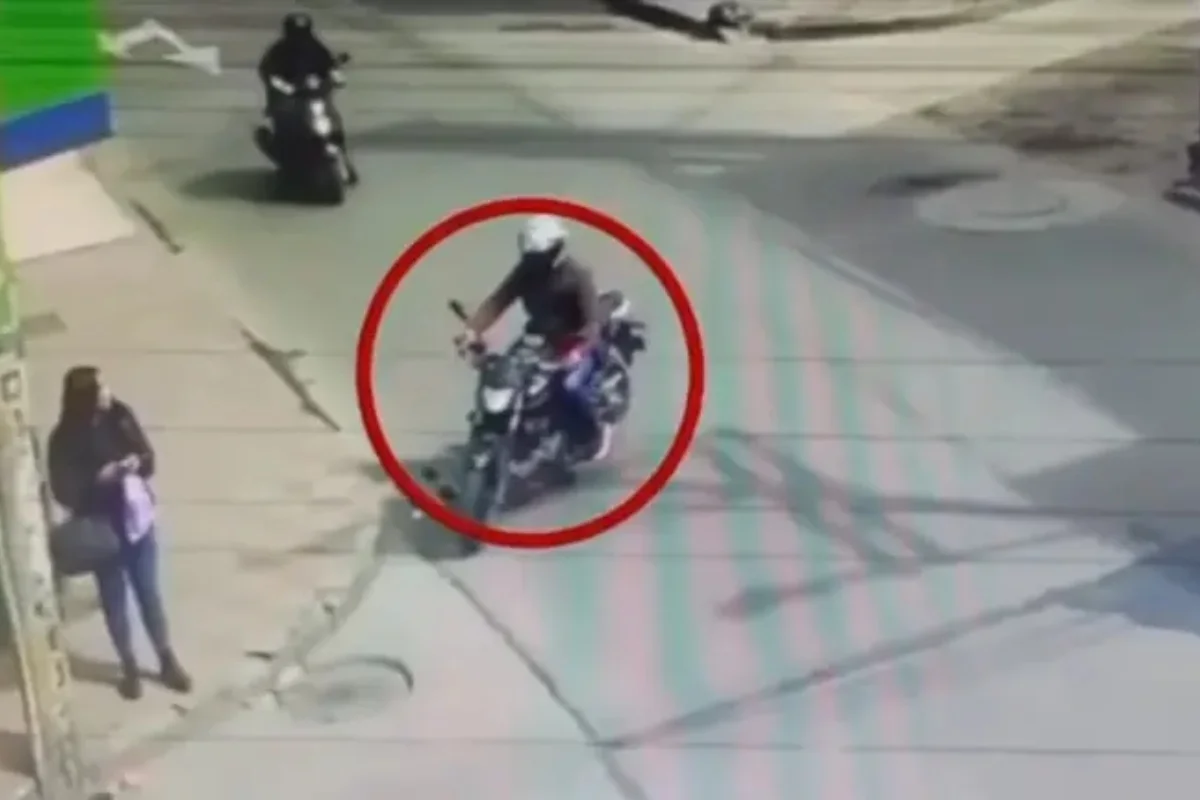 Policía capturó a motoladrón en Bosa, Bogotá, con 11 celulares robados y un arma traumática - Foto: Captura de video