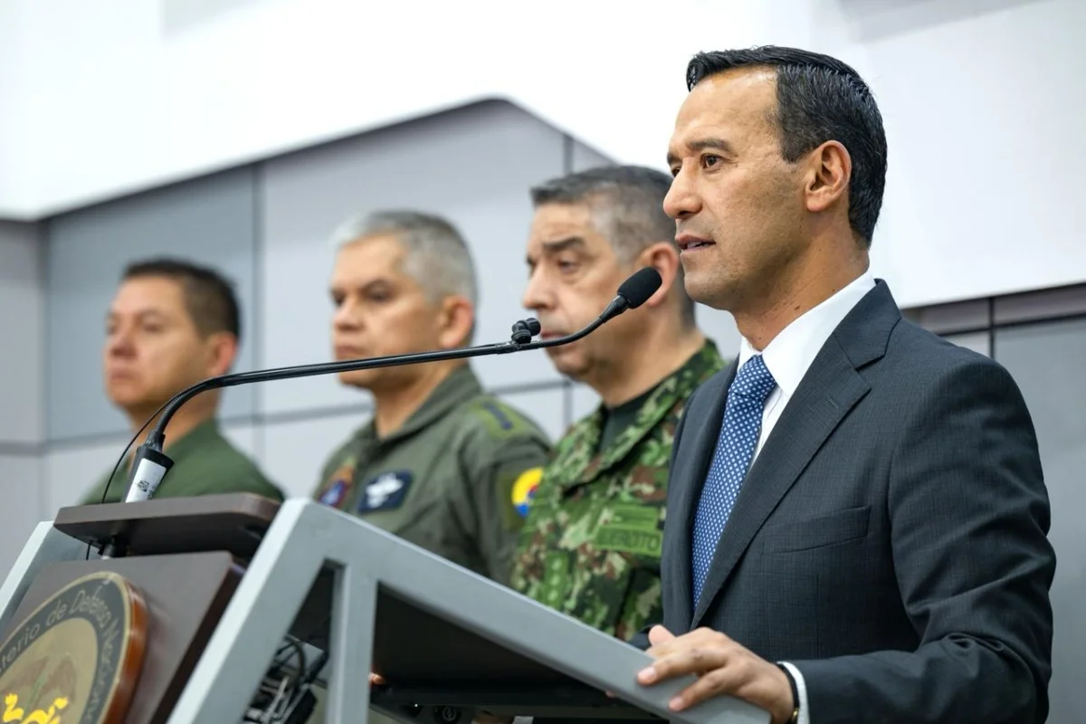 El ministro de Defensa, Pedro Sánchez, confirmó que un bombardeo militar contra disidencias de las Farc en Ituango, Antioquia, dejó tres muertos y una mujer herida - Foto: @mindefensa