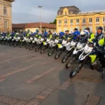 La Alcaldía de Bogotá entregó 71 motocicletas para fortalecer la seguridad vial, mejorar la atención de emergencias y aumentar la presencia institucional de agentes de tránsito - Foto: @Bogota