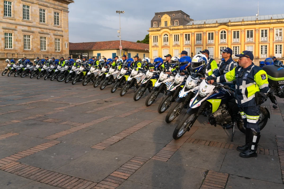 La Alcaldía de Bogotá entregó 71 motocicletas para fortalecer la seguridad vial, mejorar la atención de emergencias y aumentar la presencia institucional de agentes de tránsito - Foto: @Bogota
