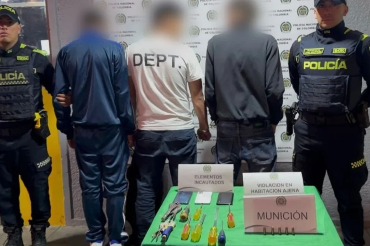 Tres hombres fueron capturados en flagrancia en la localidad de Suba, Bogotá, tras intentar ingresar a una vivienda para cometer un hurto - Foto: @PoliciaBogota